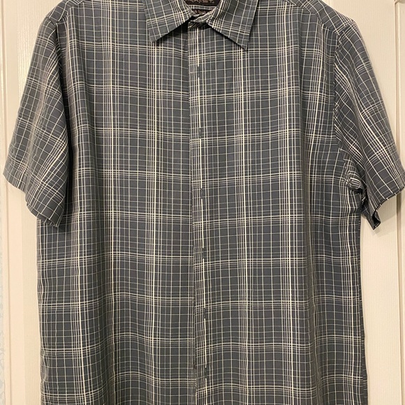Men’s plaid short sleeve shirt- excellent condition- size Medium - Picture 2 of 3